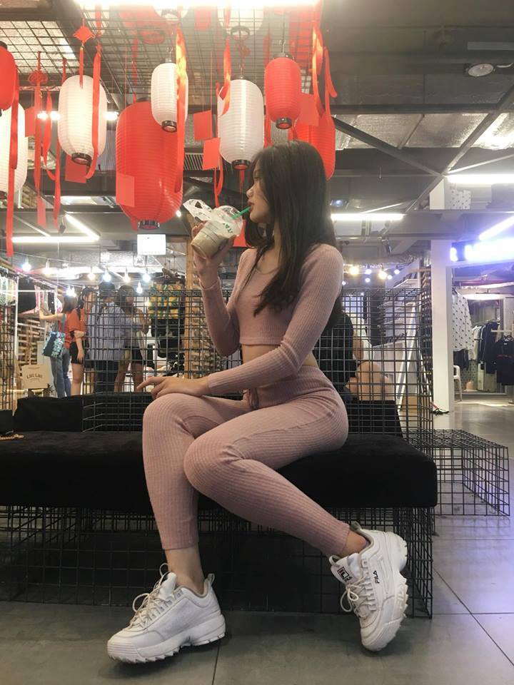 Cô gái bất ngờ nổi tiếng trên MXH vì diện đồ hở quá táo bạo khi đi quẩy nhạc hội có Martin Garrix